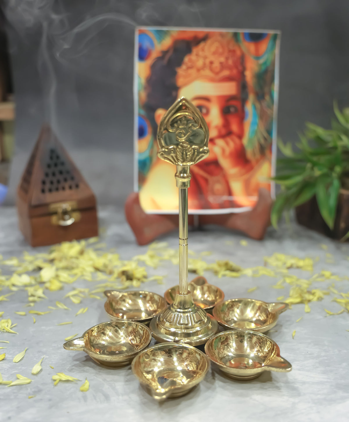 Sashti Shatkonam Brass Lamp