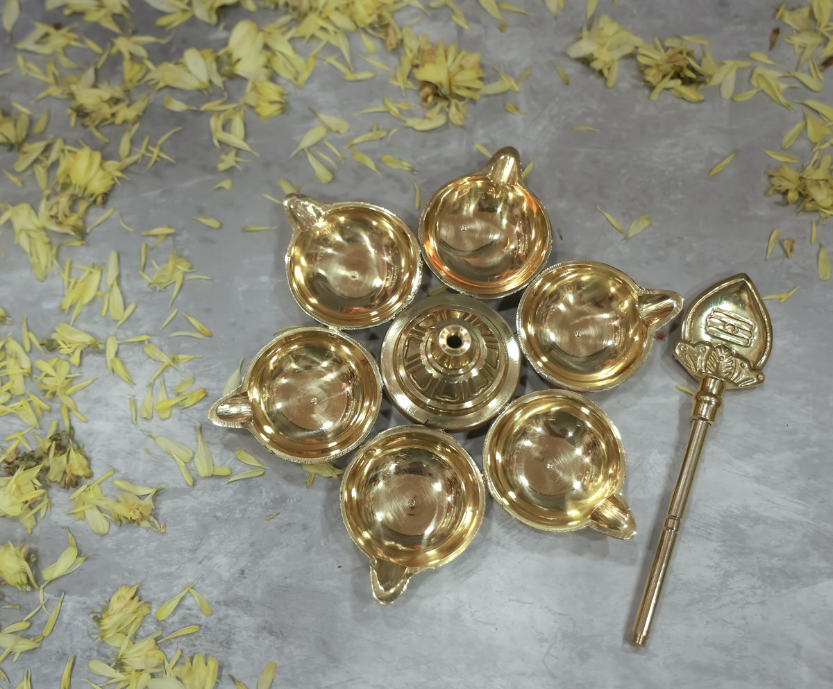 Sashti Shatkonam Brass Lamp