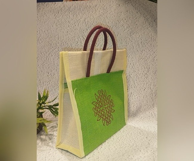 Jute lunch bag with kolam