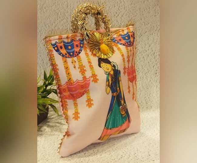 Girl special bag with bangle handle