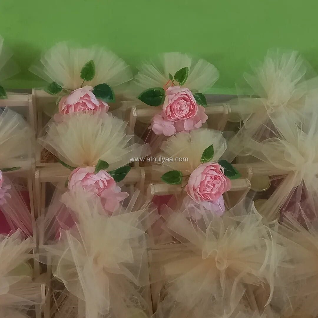 Gift hamper packing