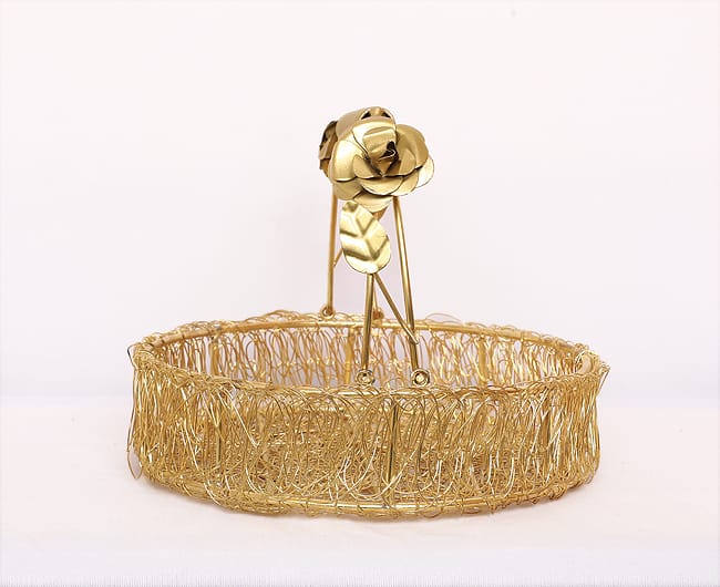 Wire mesh basket with handle